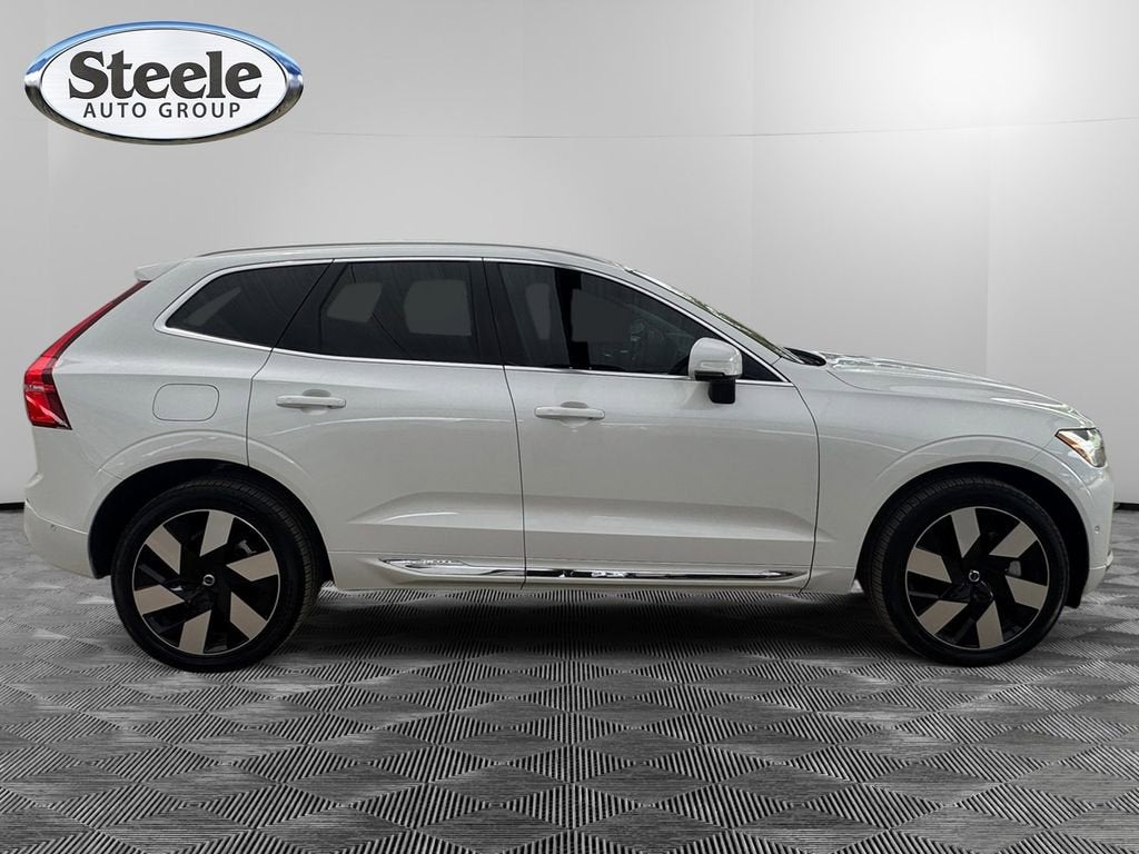 2023 Volvo XC60 Recharge Plug-In Hybrid T8 Plus Bright Theme