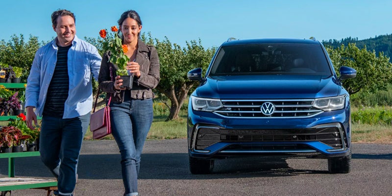 couple passing by Volkswagen Tiguan